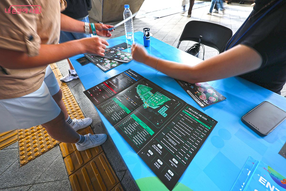 스탬프 이벤트에 참여하면 소정의 기념품도 받을 수 있었다. &copy;김주연