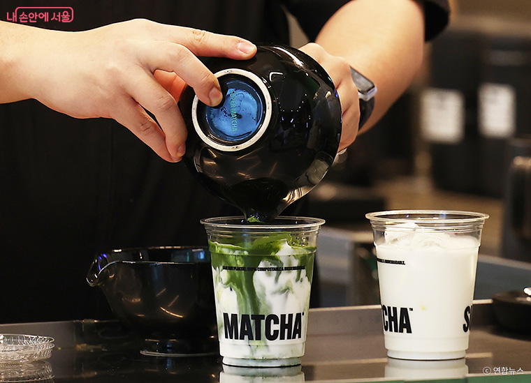 전 세계적으로 말차 열풍이 불고 있다. 서울의 한 말차 전문점에서 말차 라떼를 제조하는 모습