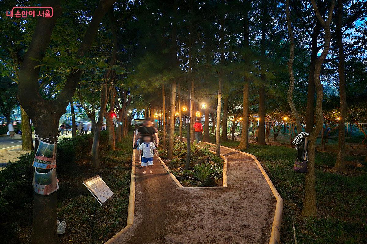 정원도 구경하고 건강도 챙길 수 있어 시민들에게 인기가 좋은 '9988맨발정원' ©이정민