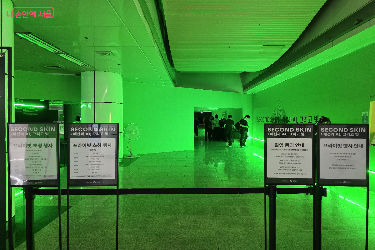 전시장 밖에서 출구 방향의 전시장 안의 모습을 담았다. &copy;구정숙