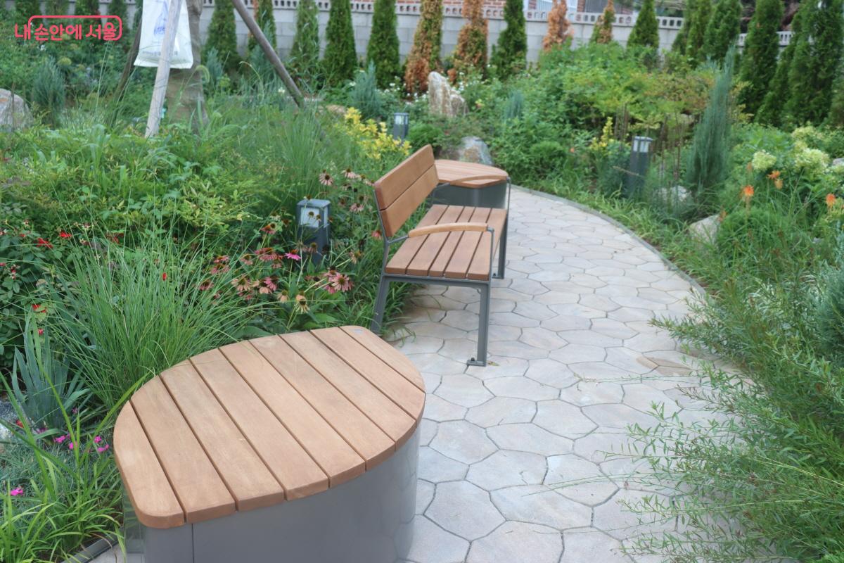 편히 쉴 수 있는 벤치도 마련되어 있다. ©조송연