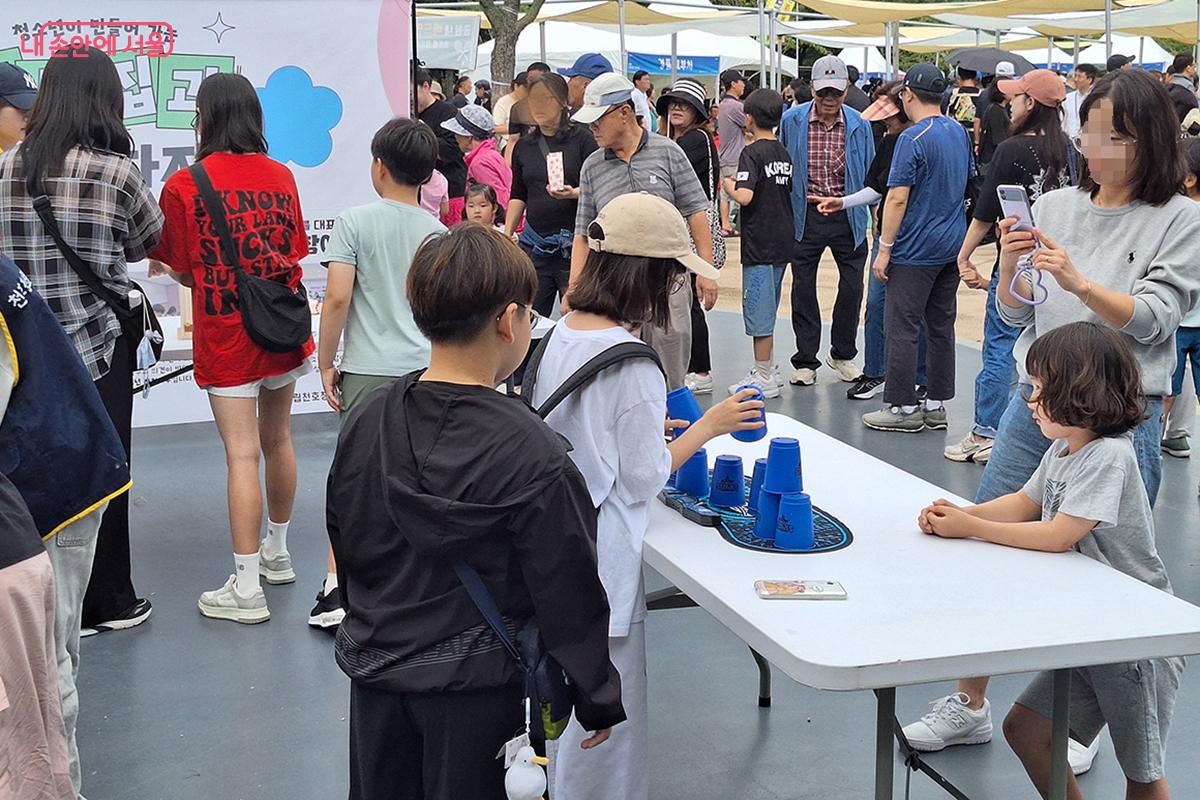 어린이 참가자들이 국내에서 컵쌓기로 알려진 스포츠스태킹(Sport Stacking)을 즐기고 있다.