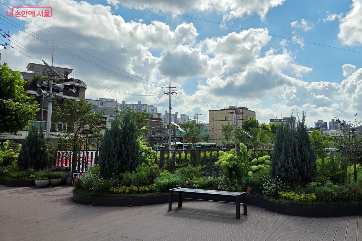 꽃을 배경으로 사진을 찍을 수 있도록 포토존을 만들었다. ©김미선