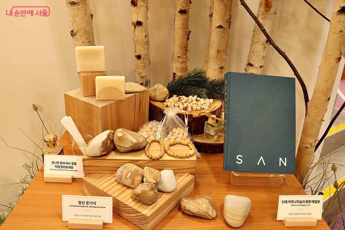 촉각의 체험존인 이곳에서 강원의 희귀 광물 ‘운기석’을 만져볼 수 있다. ©정향선