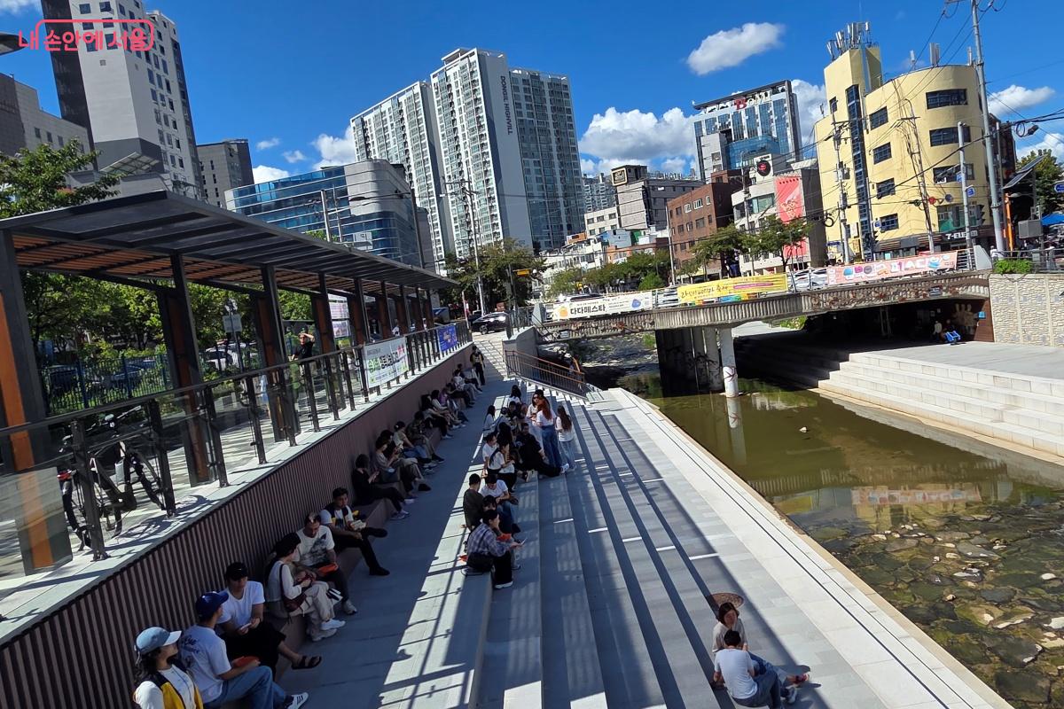 성북구 수변활력거점으로 조성된 공간에서 잠시 쉬어간다. ©김미선