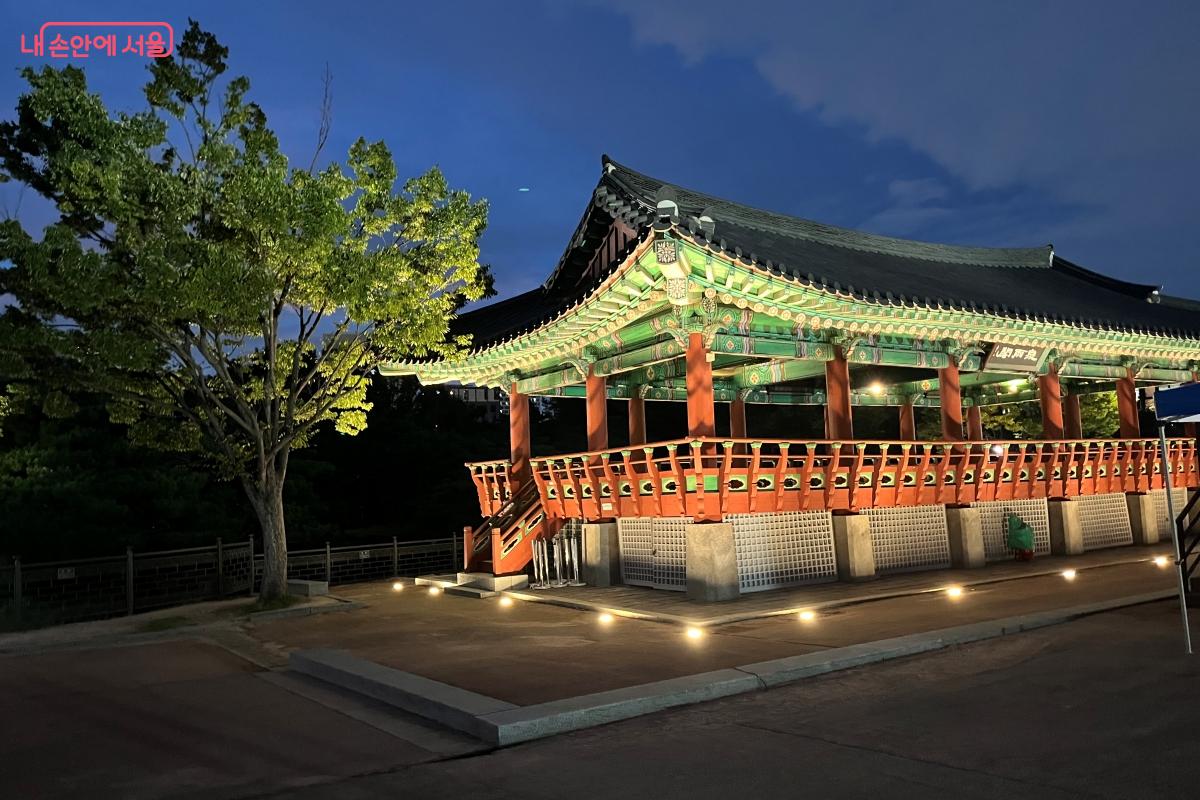 정원의 천우지 옆에 위치한 정자, 천우각 ©김연희