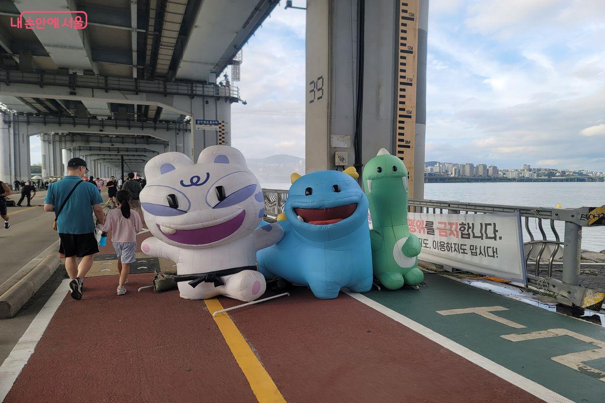 잠수교 입구에서 축제 방문객을 맞이하는 캐릭터들 모습이다.ⓒ이동영
