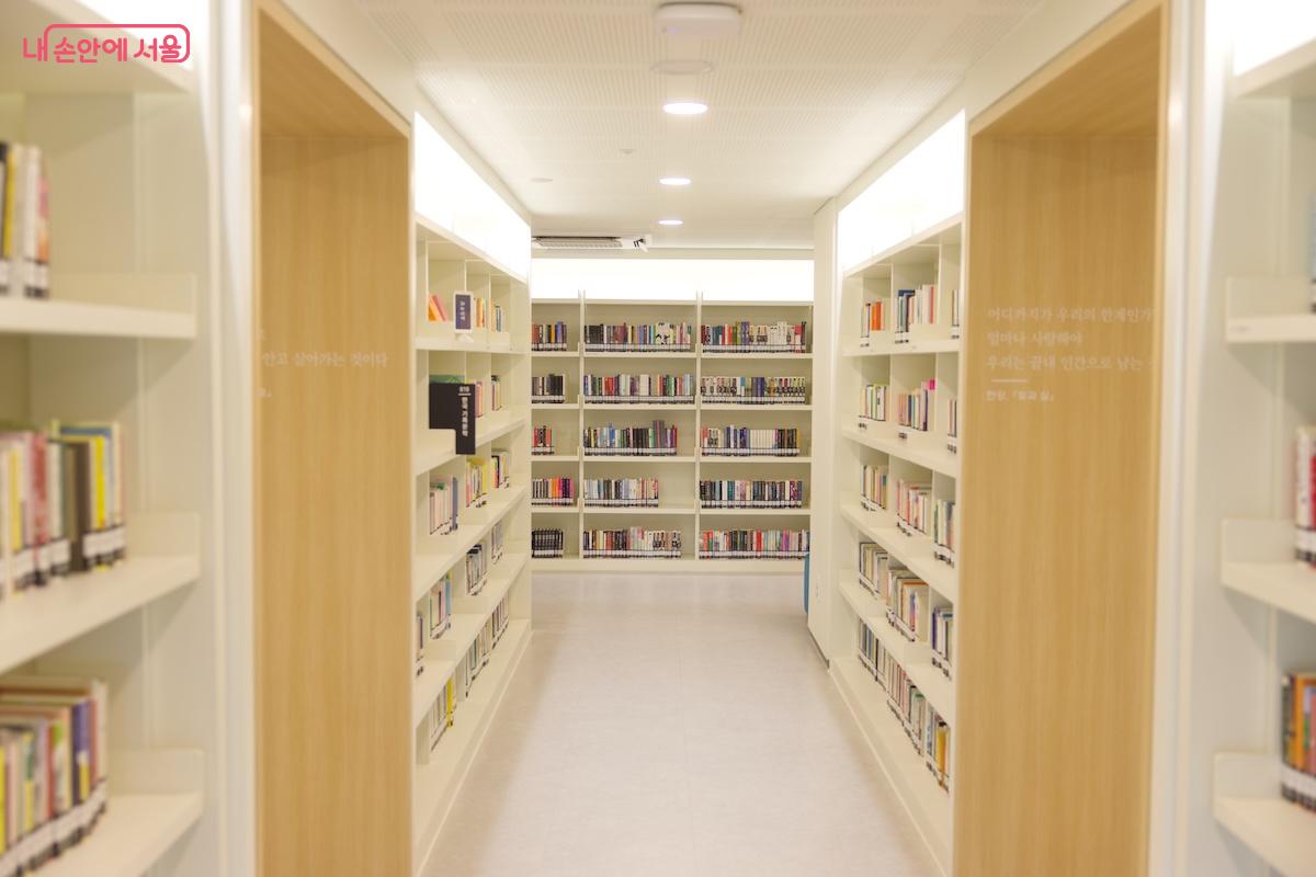 지하 4층~지상 3층의 넉넉한 규모로 조성된 강동중앙도서관 ©임중빈