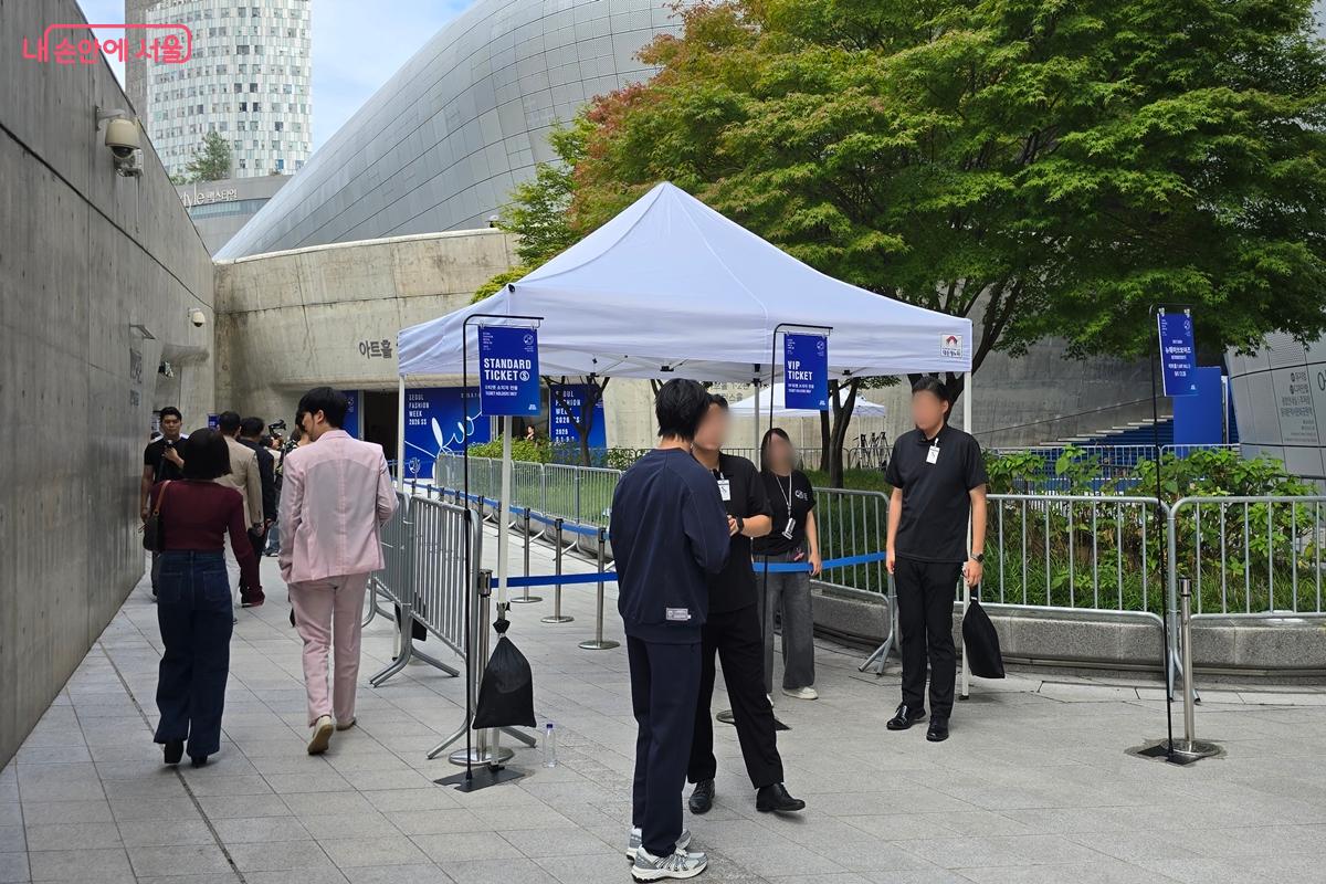 행사장은 티켓이 없어 들어갈 수 없었다.ⓒ김윤경