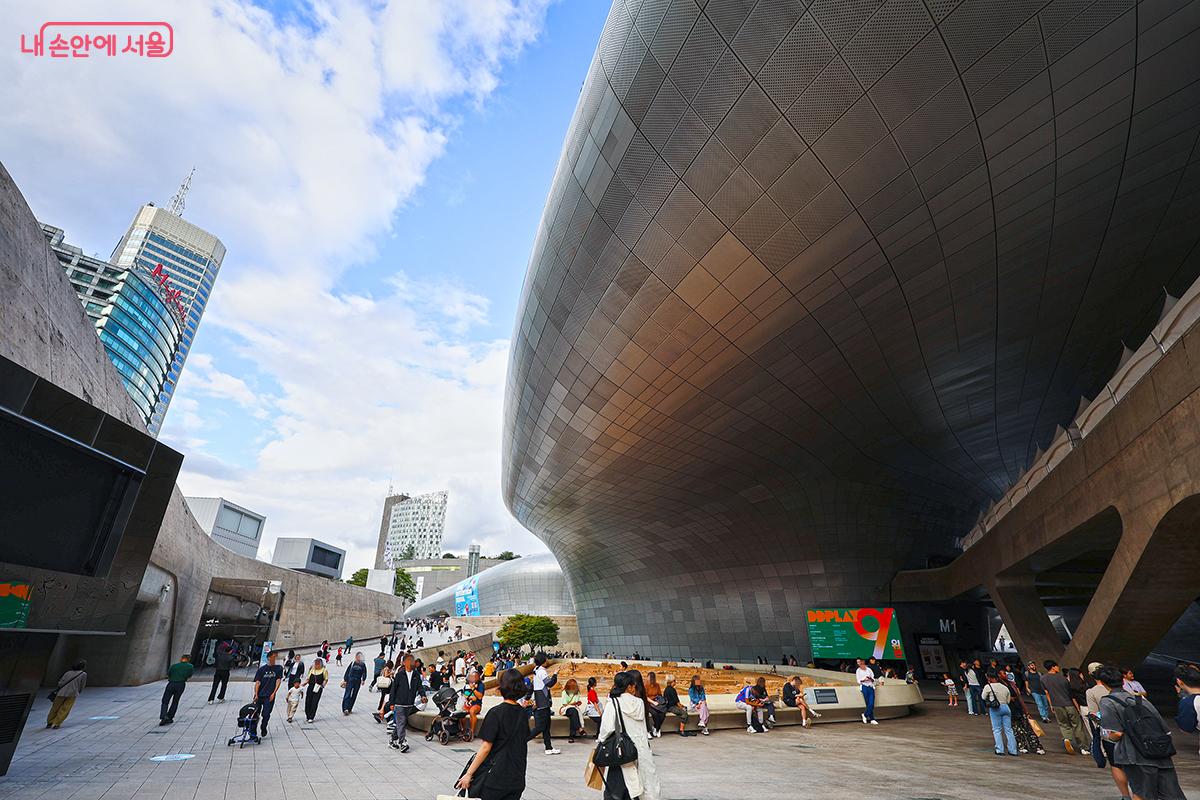 높아진 가을 하늘 아래 동대문디자인플라자(DDP) 전경 &copy;김주연