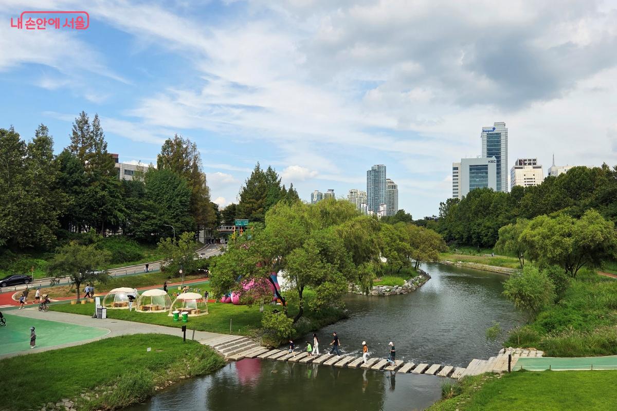 양재천의 징검다리를 건너는 가족의 모습이 여유로워 보인다. &copy;김미선