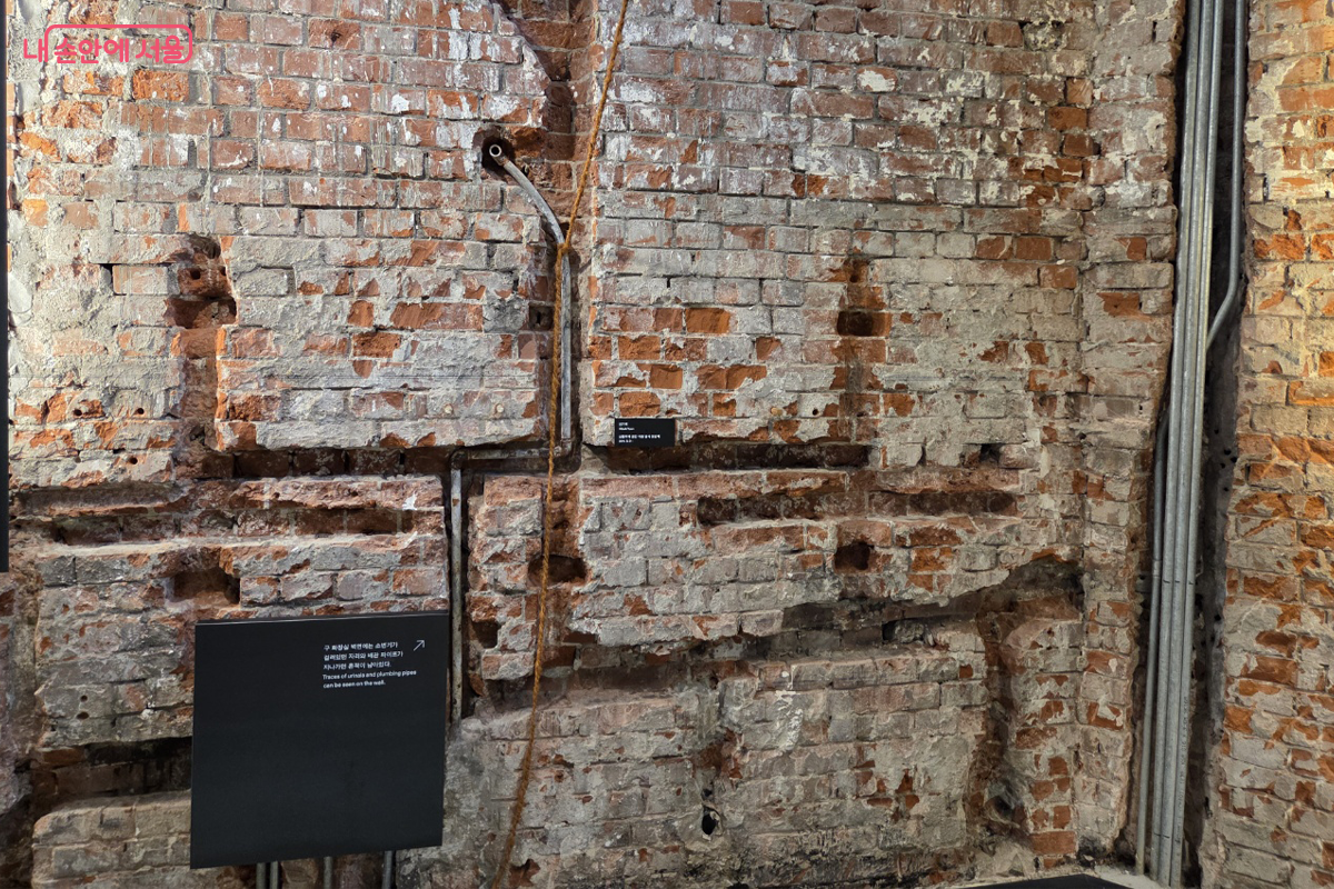 3전을 내고 이용했던 유료 화장실 벽에 남은 배관을 복원 전시했다. ©장미화