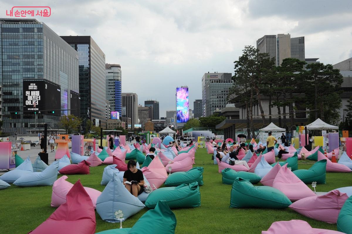 육조마당에는 빈백이 설치돼 시민들이 쉬거나 독서를 할 수 있다. ⓒ조수봉