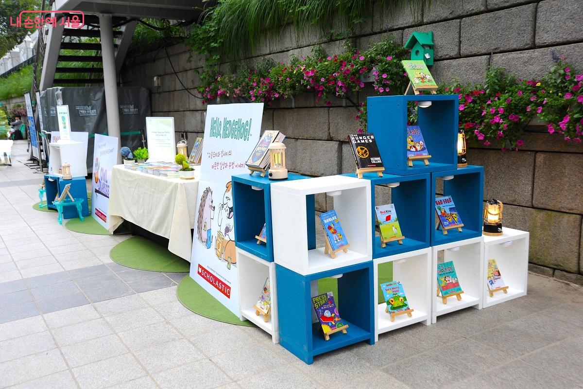 챕터북 시리즈를 선보이는 어린이 전용 서가를 따로 마련했다. &copy;조수봉
