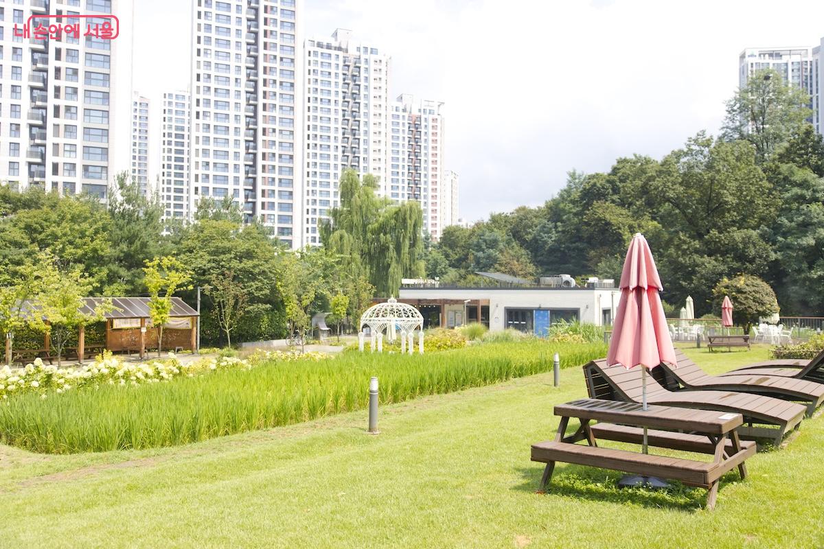 재밌는 썬베드, 다양한 산책로도 보유하고 있는 파믹스가든