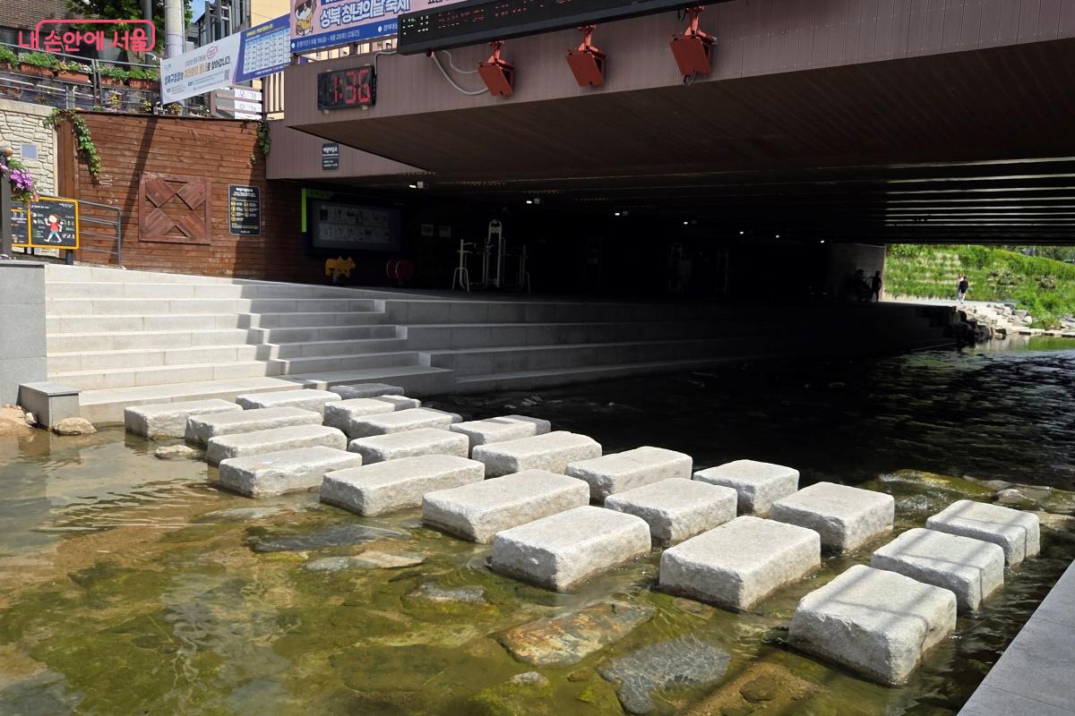 성북구청 바로 옆에 성북천이 흐른다. ©김미선