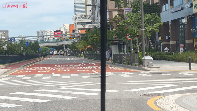 운행 구간 중 어린이보호구역을 지날 때는 수동 전환했다. ©엄윤주