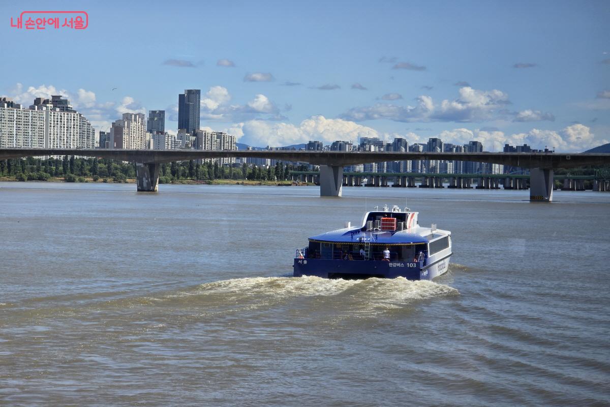 다음 선착장으로 출발하는 한강버스 ©조수연