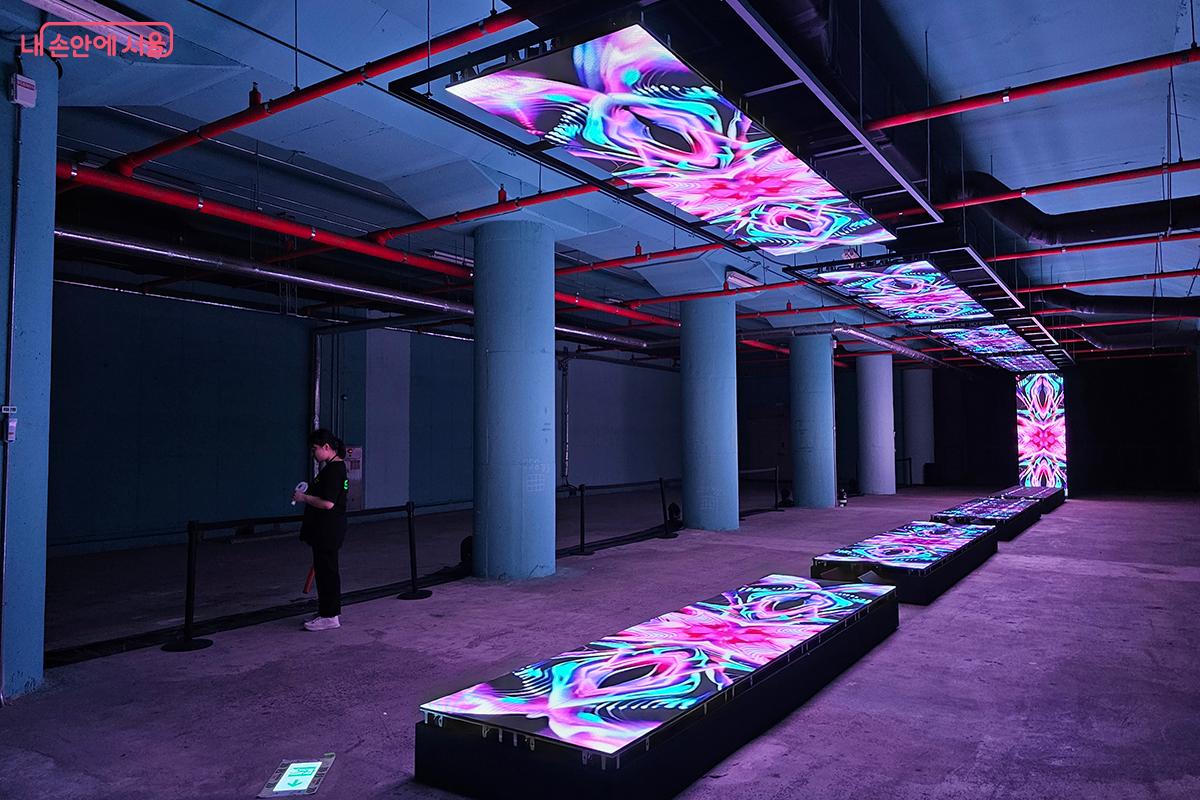 AI 미디어와 패션, 빛, 소리가 결합된 오디오 비주얼 퍼포먼스 ‘SECOND SKIN’ ©이혜숙