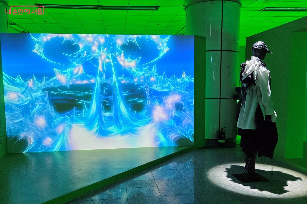 영상의 움직임과 브랜드가 조화를 이루는 순간을 직접 경험한다. &copy;김미선