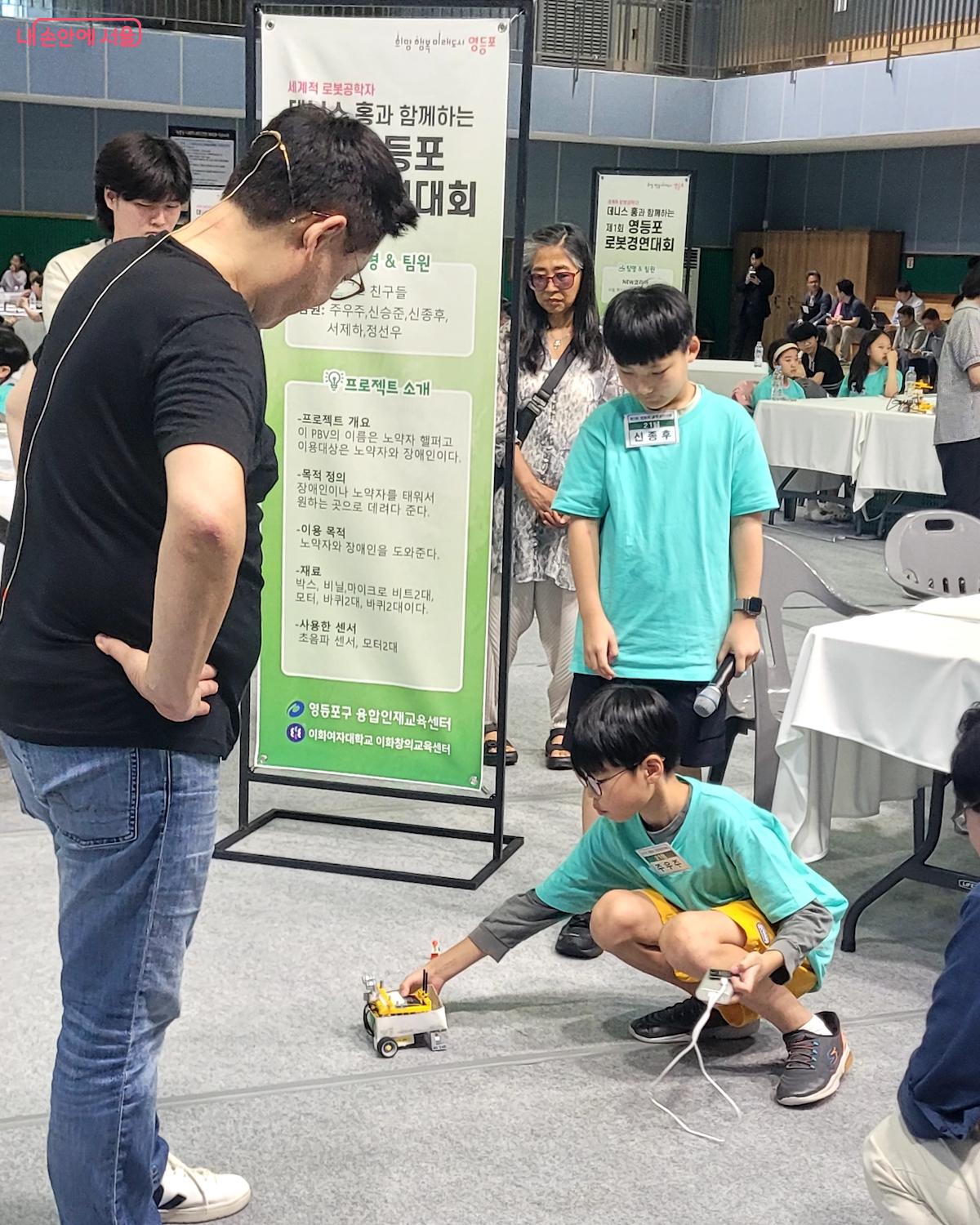 책상이 좁아 바닥에서 로봇을 시연하고 있는 참가자 ⓒ김용임 