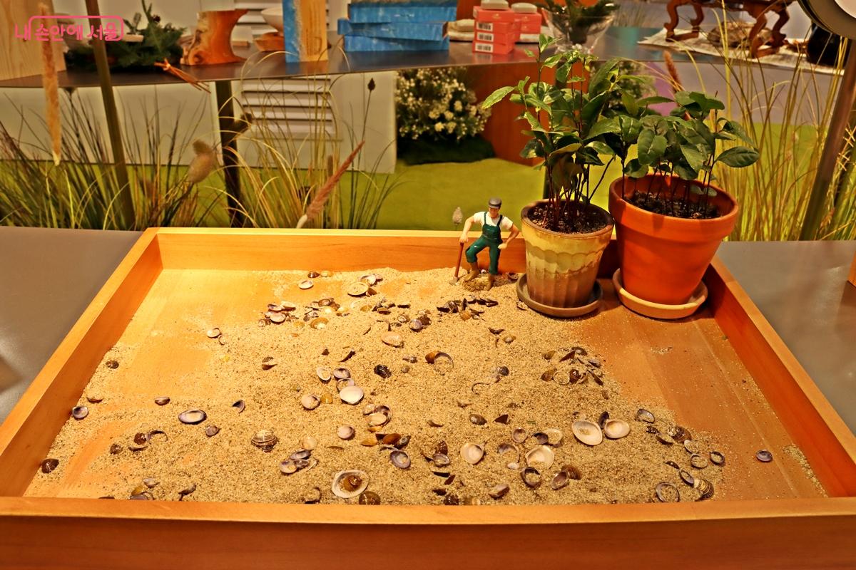 하동의 섬진강 모래와 제첩 껍데기를 손끝으로 느낄 수 있다. ©정향선