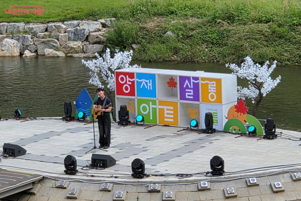 감미로운 목소리를 가진 싱어송라이터의 공연 &copy;김미선