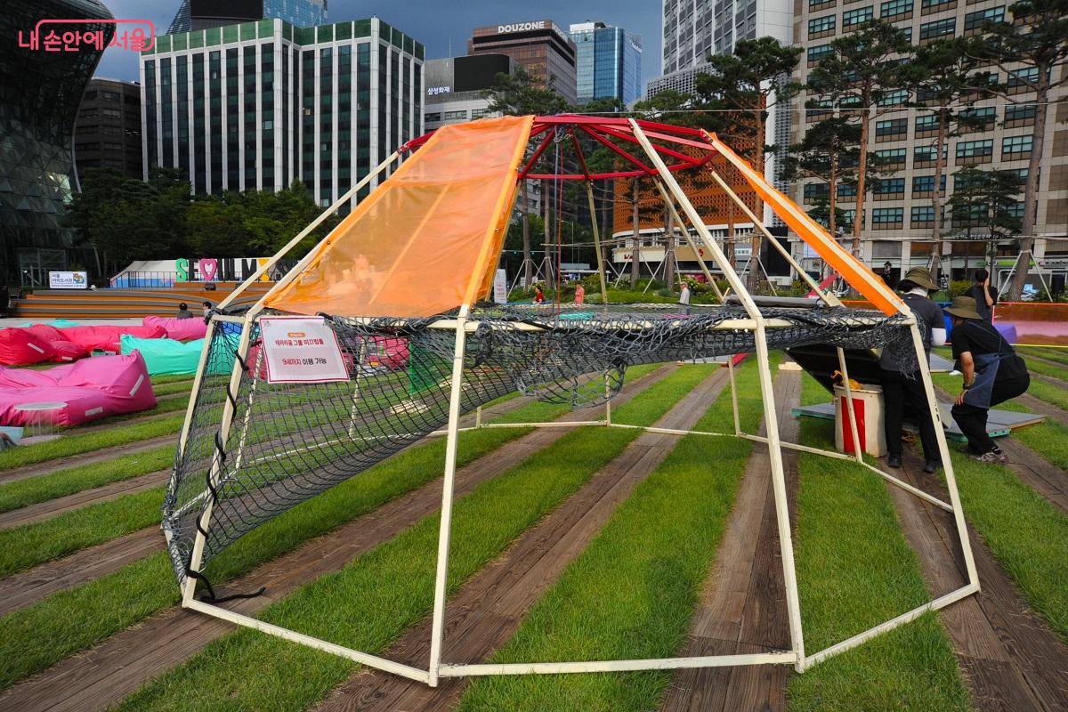 &lsquo;창의 놀이터&rsquo;의 놀이기구 &lsquo;테라리움 그물 미끄럼틀&rsquo; &copy;조수봉