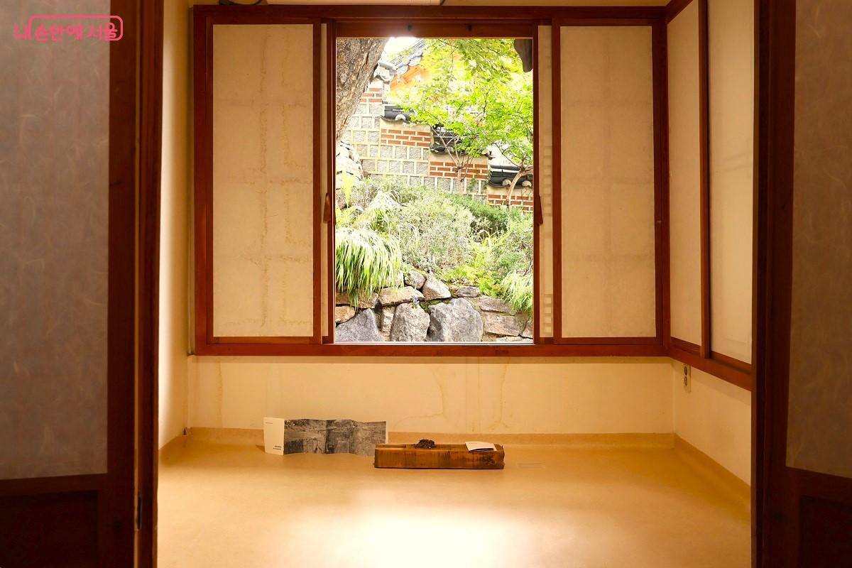 한옥 창문을 배경으로 전시된 땅의 감각 작품이 환상의 조화를 이루고 있다. ©이봉덕