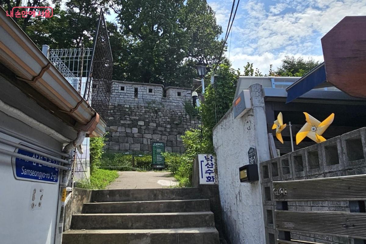 계단길 끝에 위치한 '369사랑방' ©최정윤