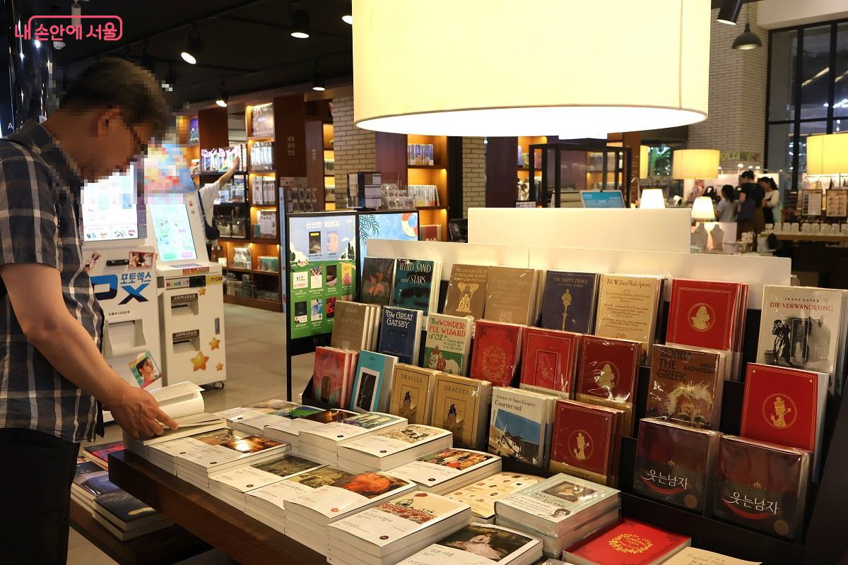  인문고전부터 철학, 종교, 사회과학, 자연과학, 예술, 문학, 역사... 읽고 싶은 책으로 가득했다. &copy;이봉덕  