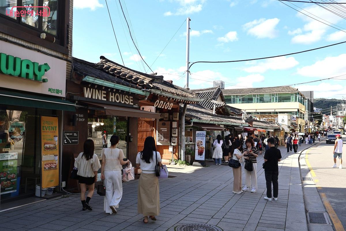 안국역 3번 출구, 북촌문화센터 행사장 가는 길 ©이봉덕