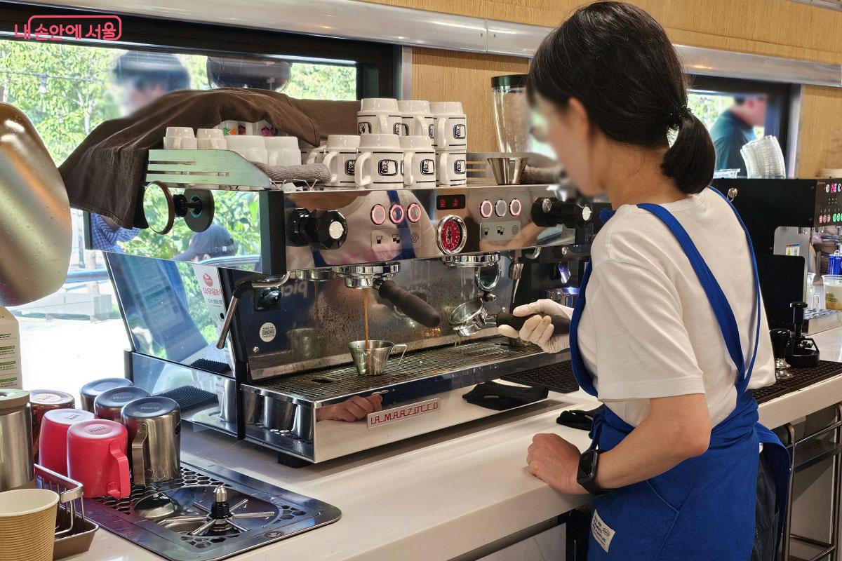  열심히 커피를 만들고 있는 모습  ©홍혜수   