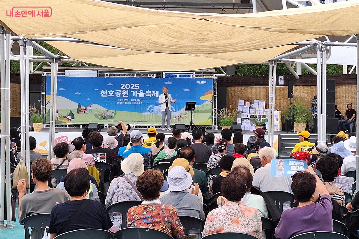 '노래자랑' 시간에 남녀노소 시민들이 참가해 서로의 끼와 노래 실력을 마음껏 뽐냈다.