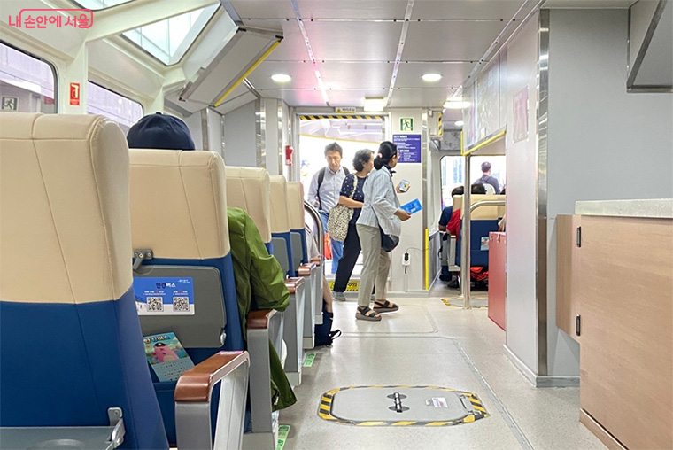 큰 창과 안락한 좌석의 한강버스 내부가 쾌적하게 느껴졌다. ⓒ김경선