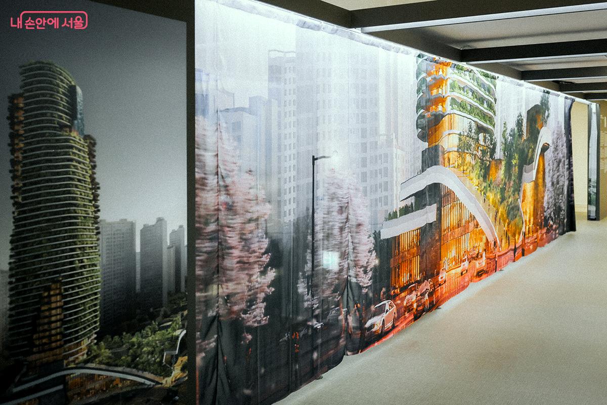 반투명 패브릭이 천천히 접히고 펼쳐지기를 반복하며, 기존의 조감도 대신 ‘입면 이미지’라는 새로운 시각적 방식을 적용해 건축을 색다르게 바라볼 수 있도록 연출했다. ⓒ김아름