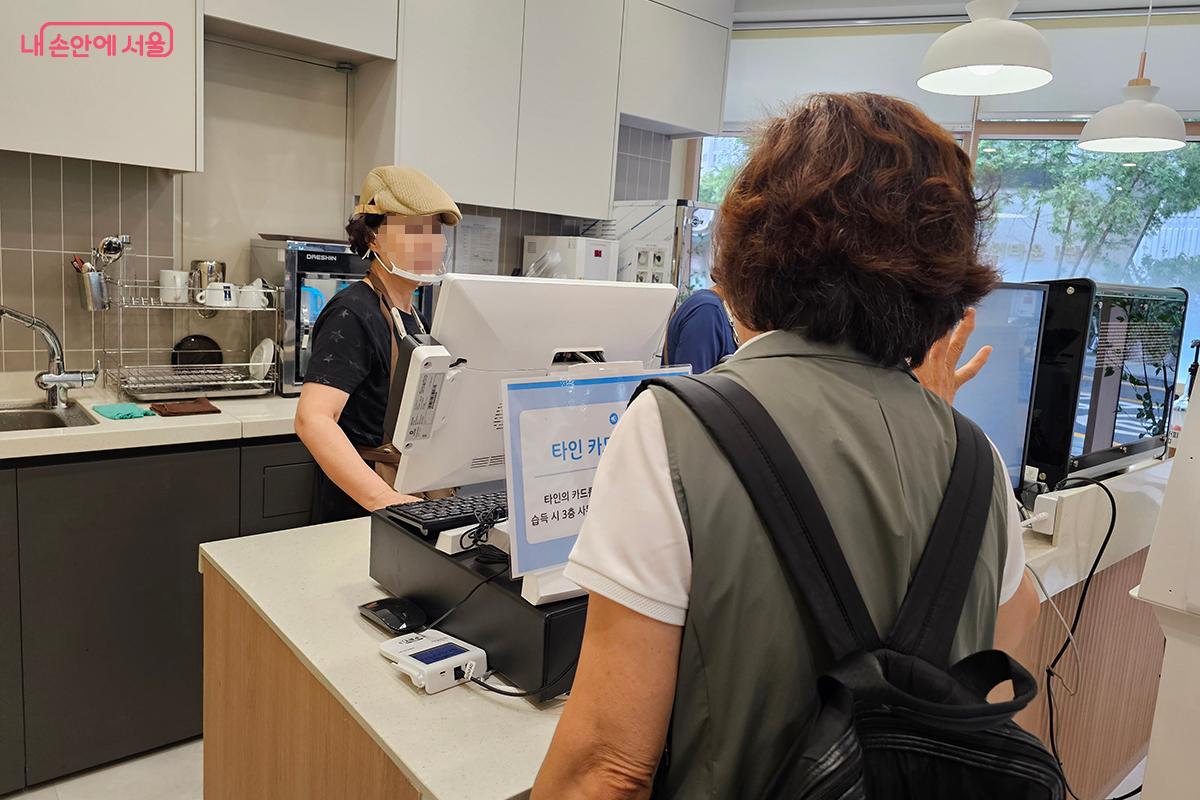 어르신들이 정성껏 커피를 준비하는 모습은 그 자체로 소중한 이야기를 전한다. ©이혜숙