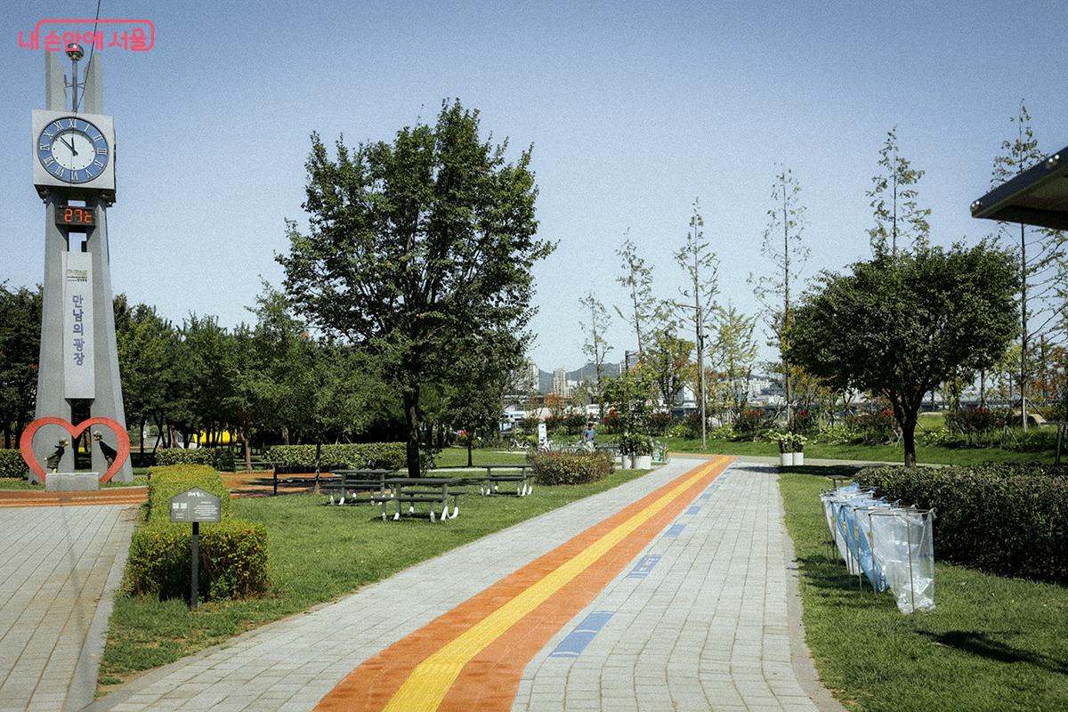 한강버스 잠실 선착장 가는 길을 안내하는 색깔 유도선 &copy;김아름