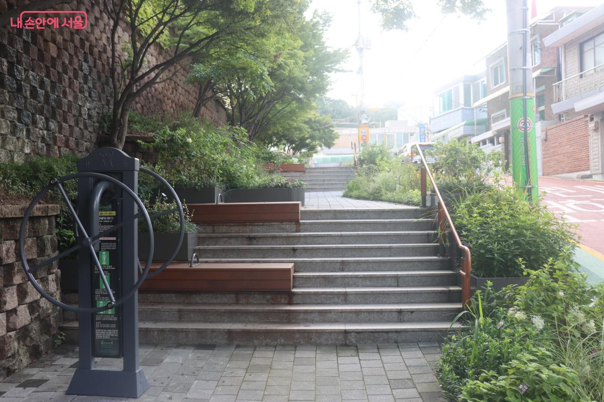 안전하게 다닐 수 있도록 계단 역시 재정비했다. ©조송연