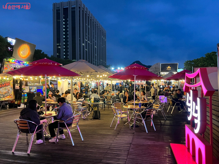 외국인도 부담 없이 맛볼 수 있는 K-푸드를 한자리에서 즐길 수 있다.  
