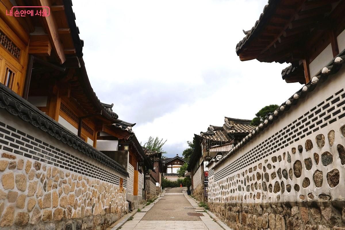 구름 가득한 하늘 아래 고즈넉한 한옥이 자리한 북촌한옥마을 골목 풍경 ©이봉덕
