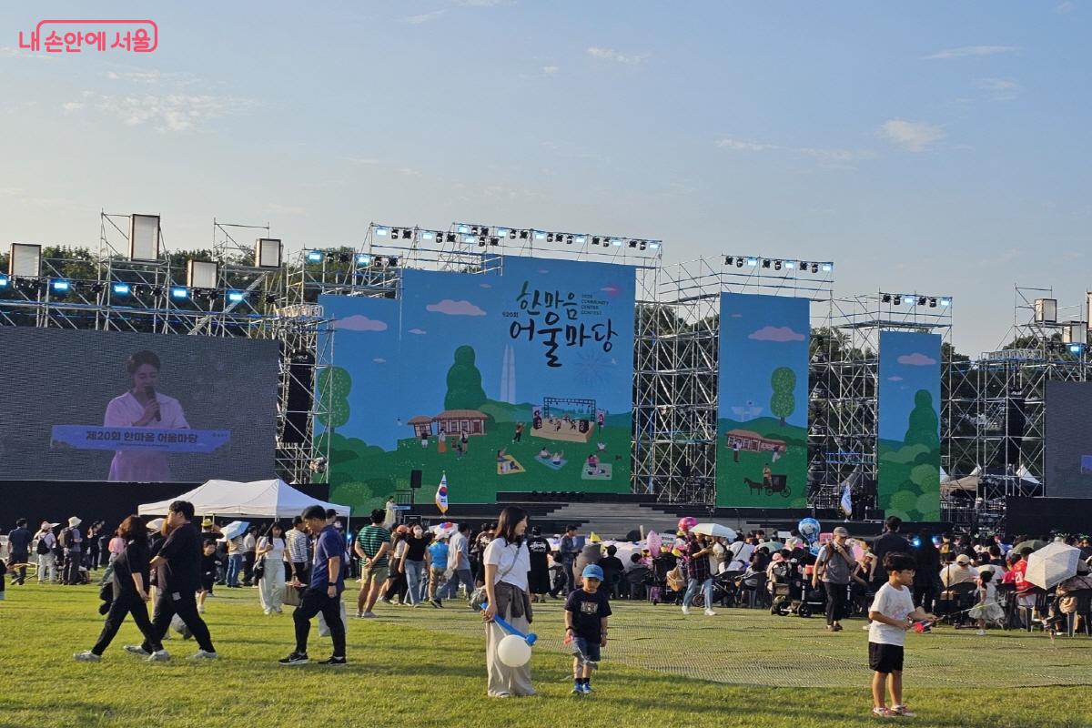 88잔디마당 중앙에 설치된 기념 무대. 공연과 프로그램이 진행되며 축제 분위기를 더했다. ©김도희