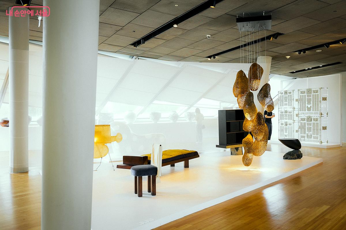 <창작의 빛 : 한국을 비추다> 전시가 진행 중인 DDP 이간수문 전시장 전경 ©김아름