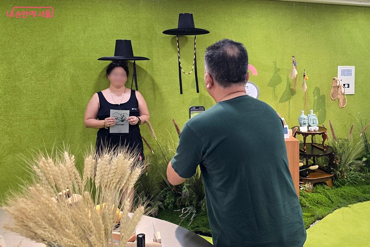 안동 갓 앞에서 인증 사진을 남기는 관람객 ©김윤경