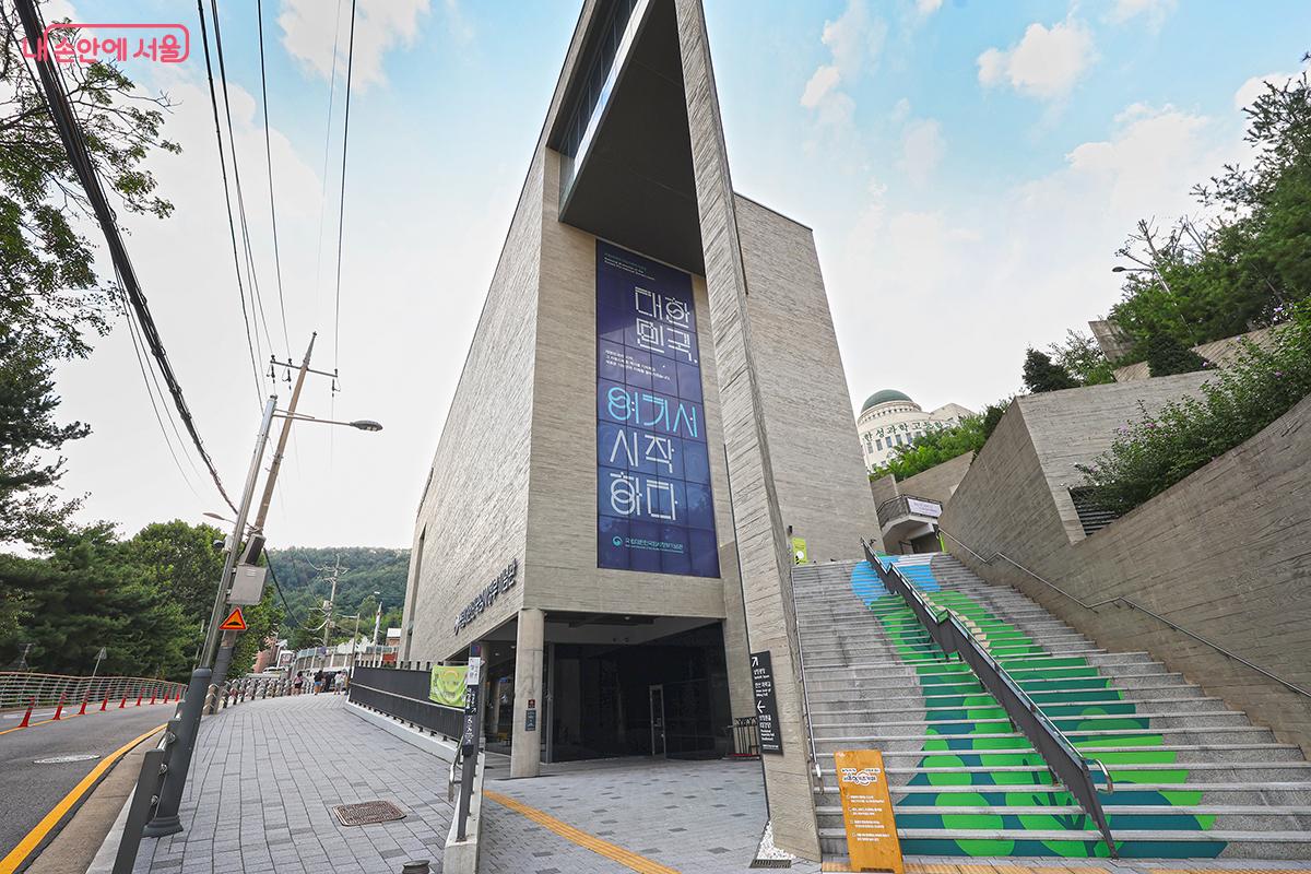 웅장하면서도 재미있는 건축 조형미가 인상적이다. ©김주연  ​