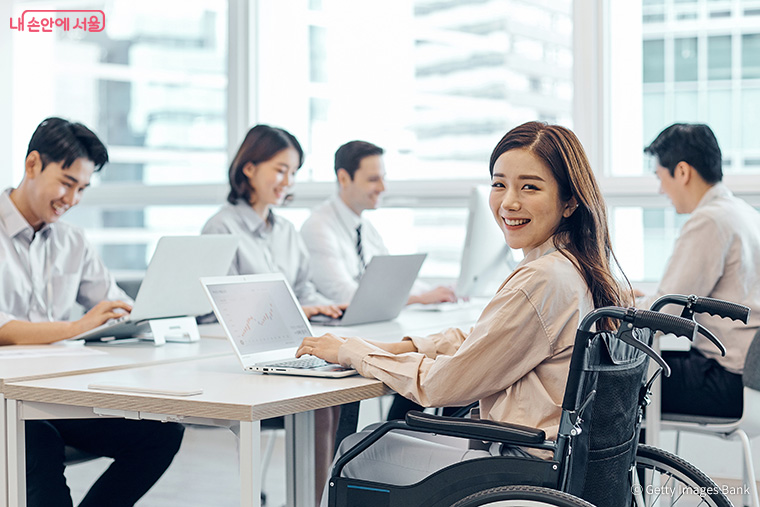 장애인 공공일자리를 연간 5,000개→1만 2,000개로 늘린다.