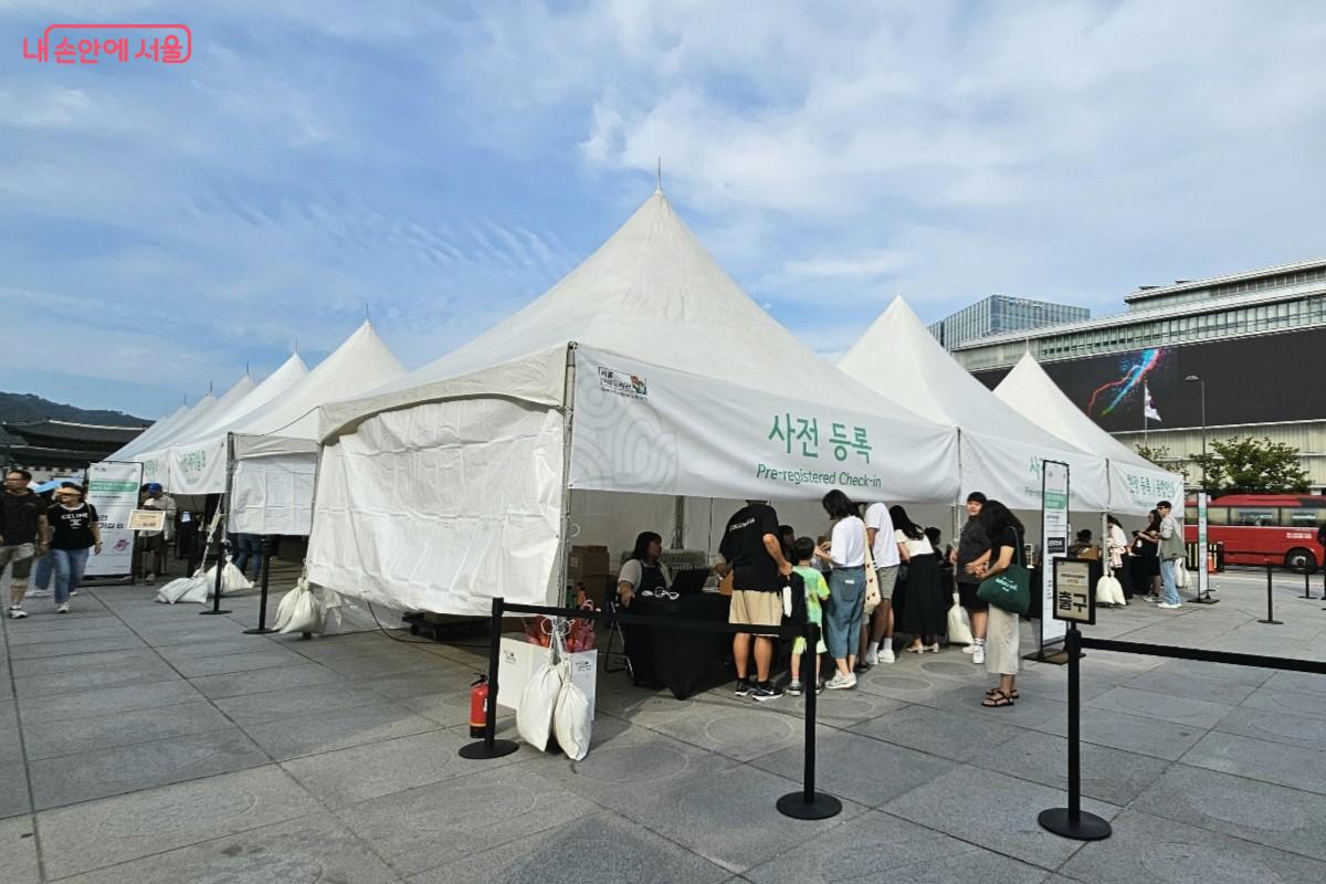 사전 등록한 참가자들과 현장 등록 참가자들을 위한 하얀 천막 부스 ©최정윤