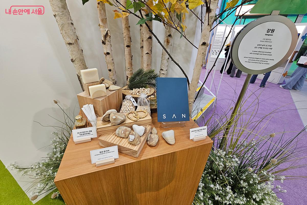 정선 운기석은 강원 정선의 맑은 계곡과 산에서 채취되는 돌로, 자연스러운 무늬와 색감이 구름과 안개(운기)를 닮아 ‘운기석’이라 불린다. ©이혜숙