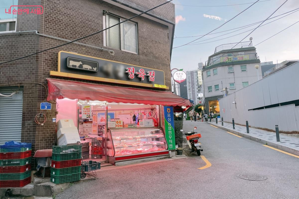 요즘 서울시가 인증하는 &lsquo;우리동네 모범정육점&rsquo;으로  선정된 정육점을 자주 찾는다. &copy;노윤지