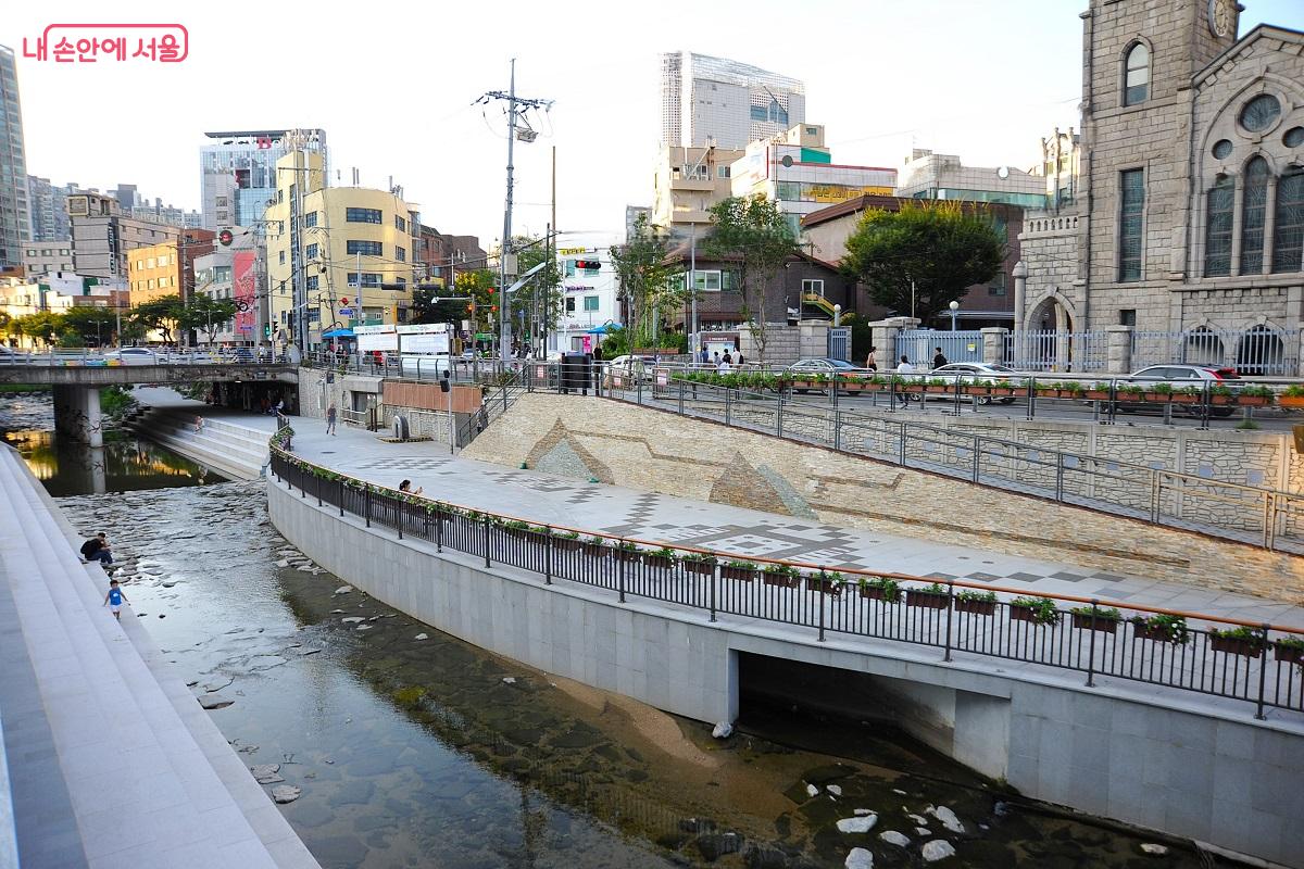 일반 도로에서 램프를 이용하면 쉽게 성북천 변에 다다를 수 있다. &copy;조수봉